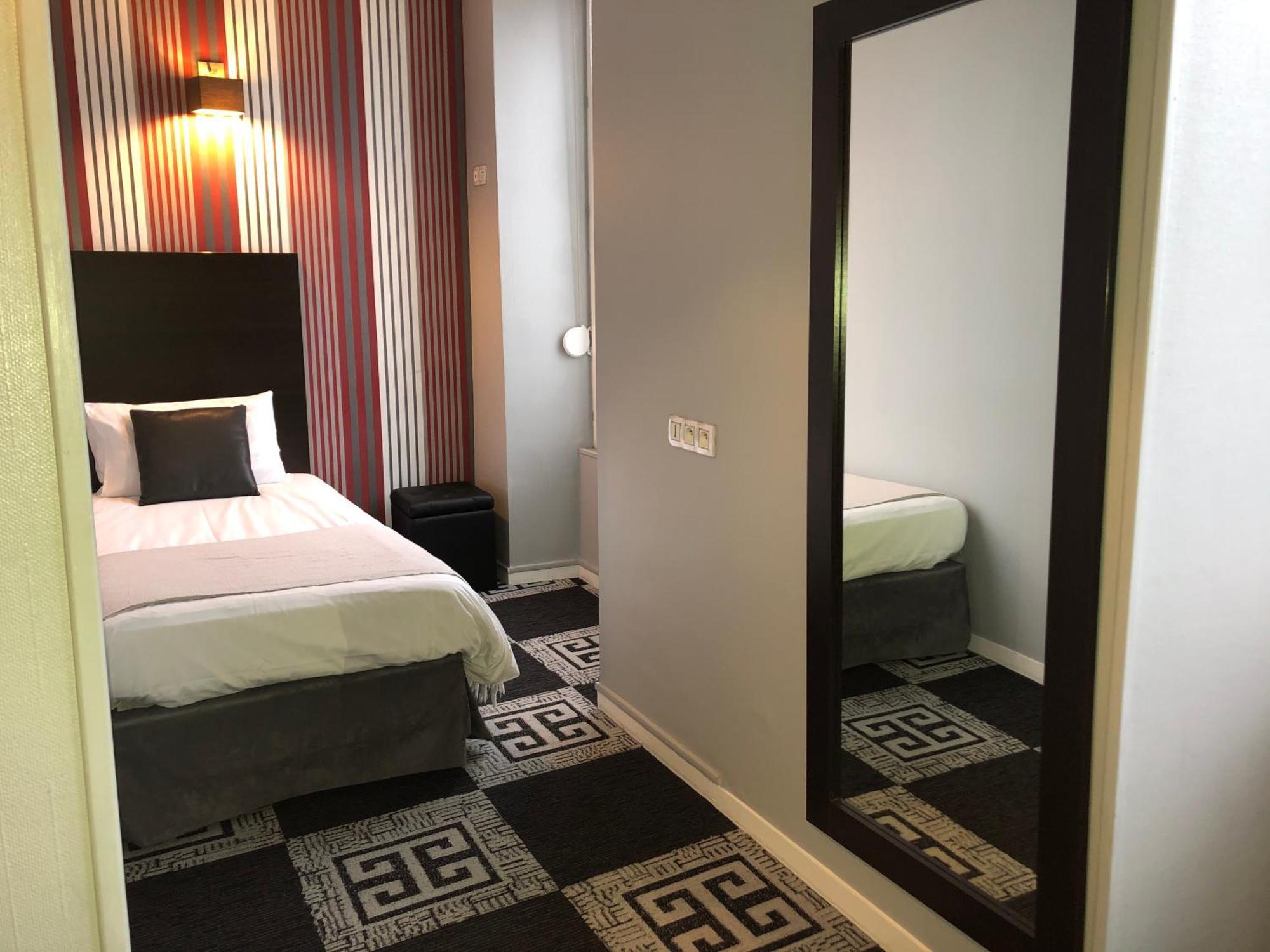 Hotel Le Charleston เลอม็องส์ ภายนอก รูปภาพ