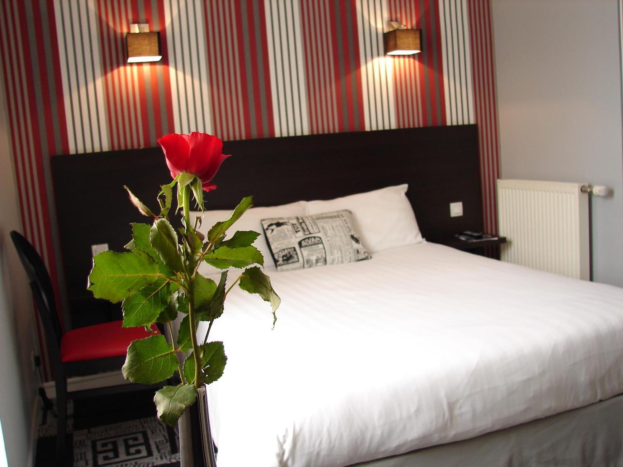 Hotel Le Charleston เลอม็องส์ ภายนอก รูปภาพ