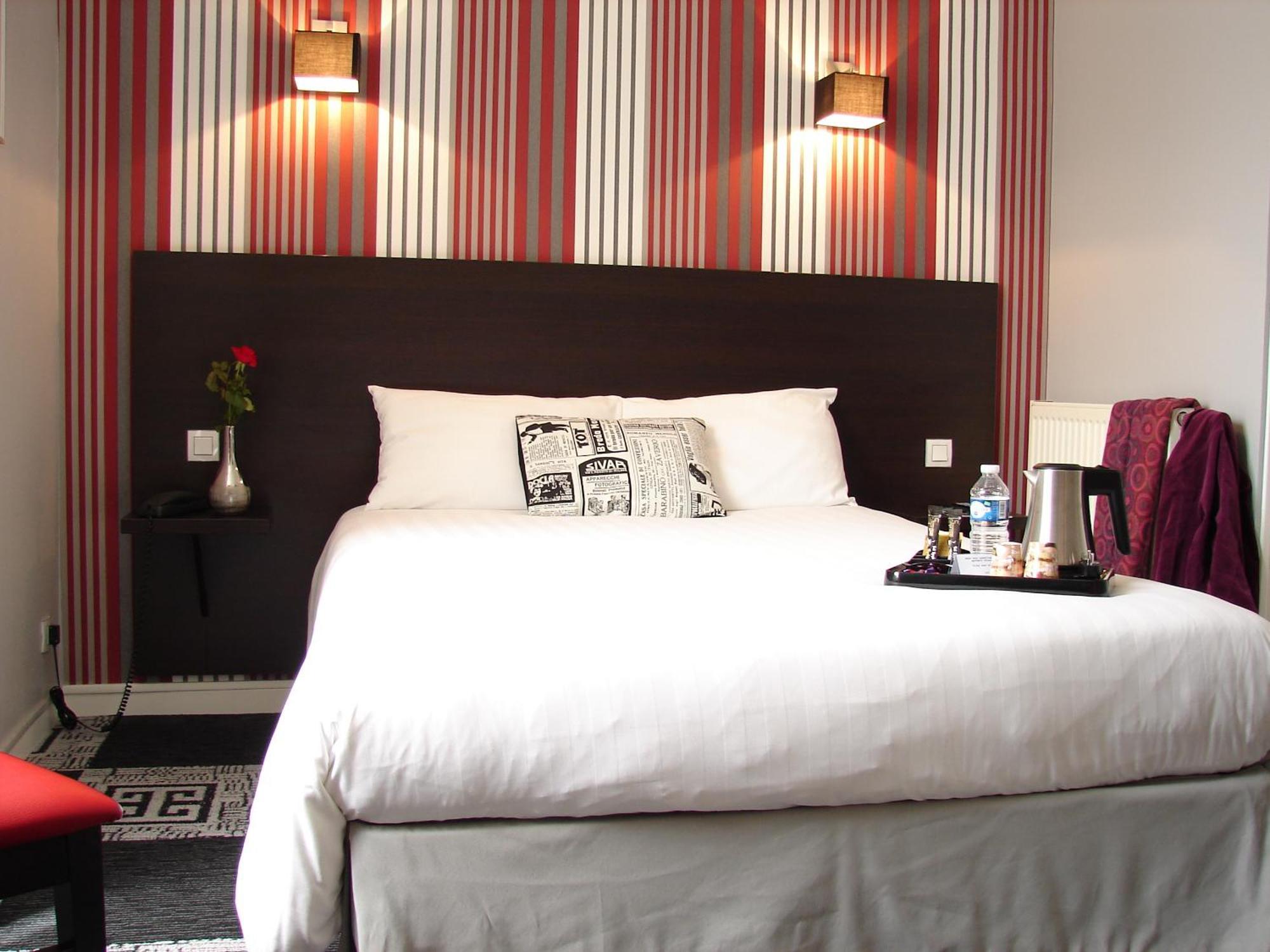Hotel Le Charleston เลอม็องส์ ภายนอก รูปภาพ